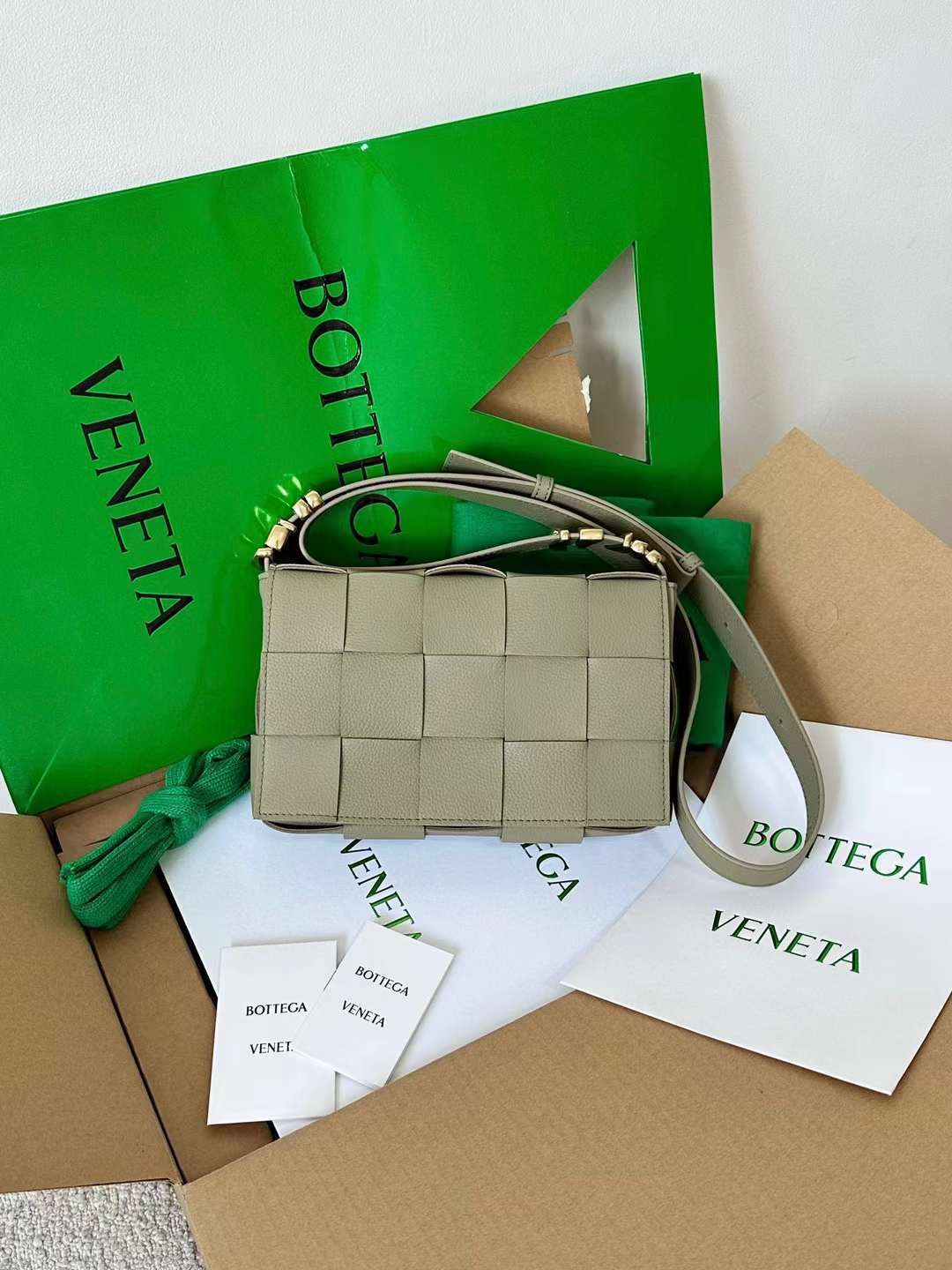 BV CASSETTE 金屬扣荔枝紋15格 灰褐色