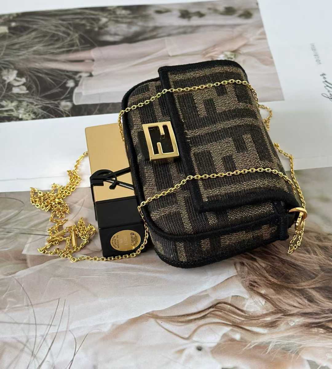 FENDI NANO BAGUETTE 超級迷你小包卡