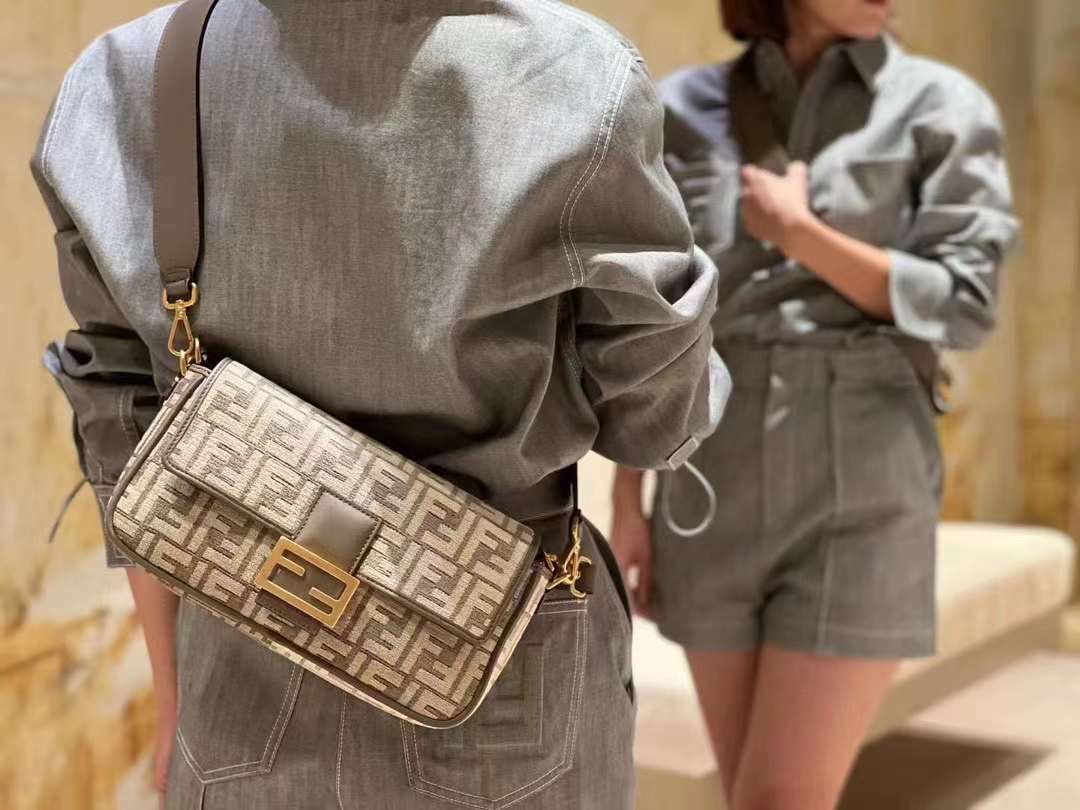 FENDI ICONIC BAGUETTE 鴿子灰FF織錦布料法棍包 中號