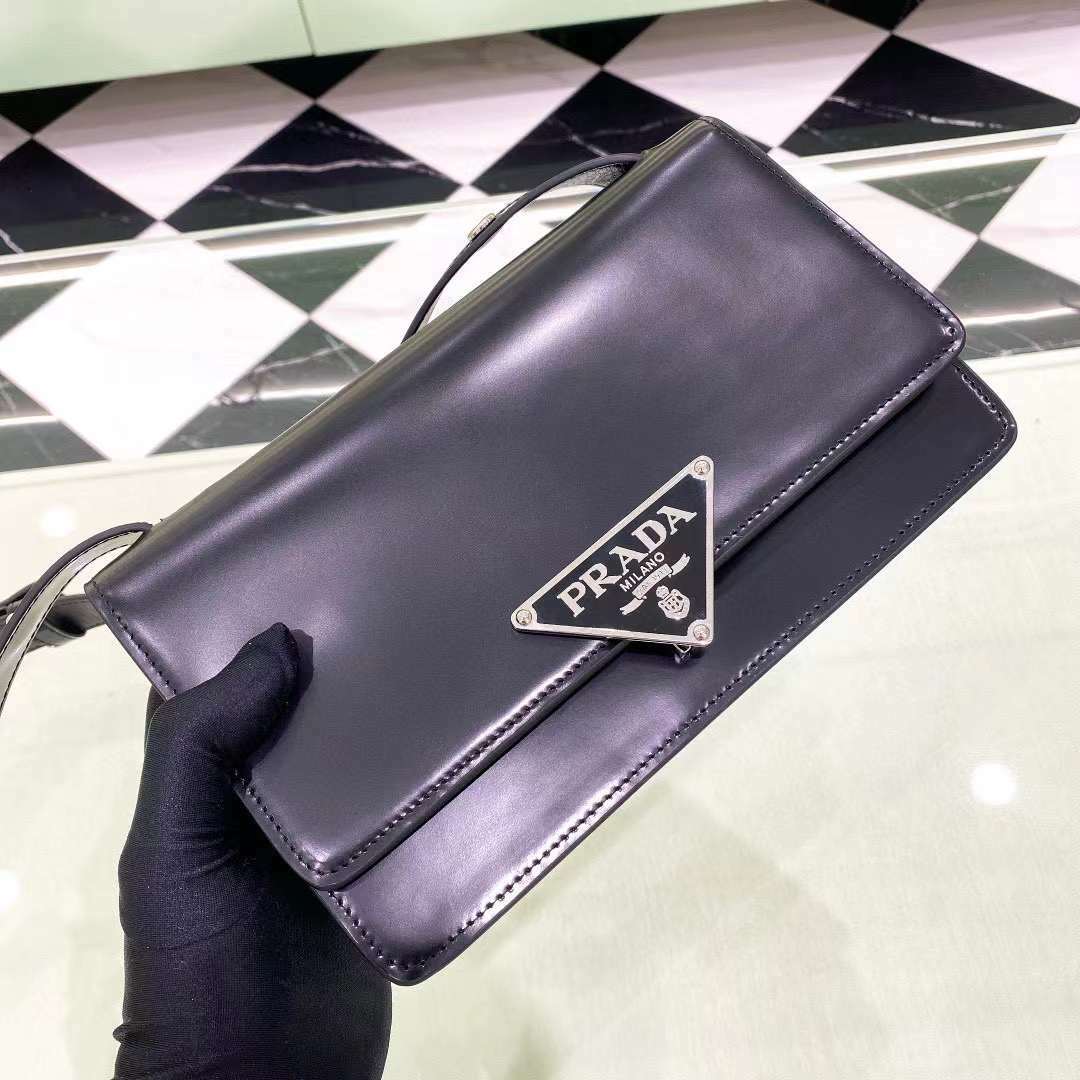 PRADA 22 EMBLÈME 亮面小牛皮翻蓋斜背包(三色)