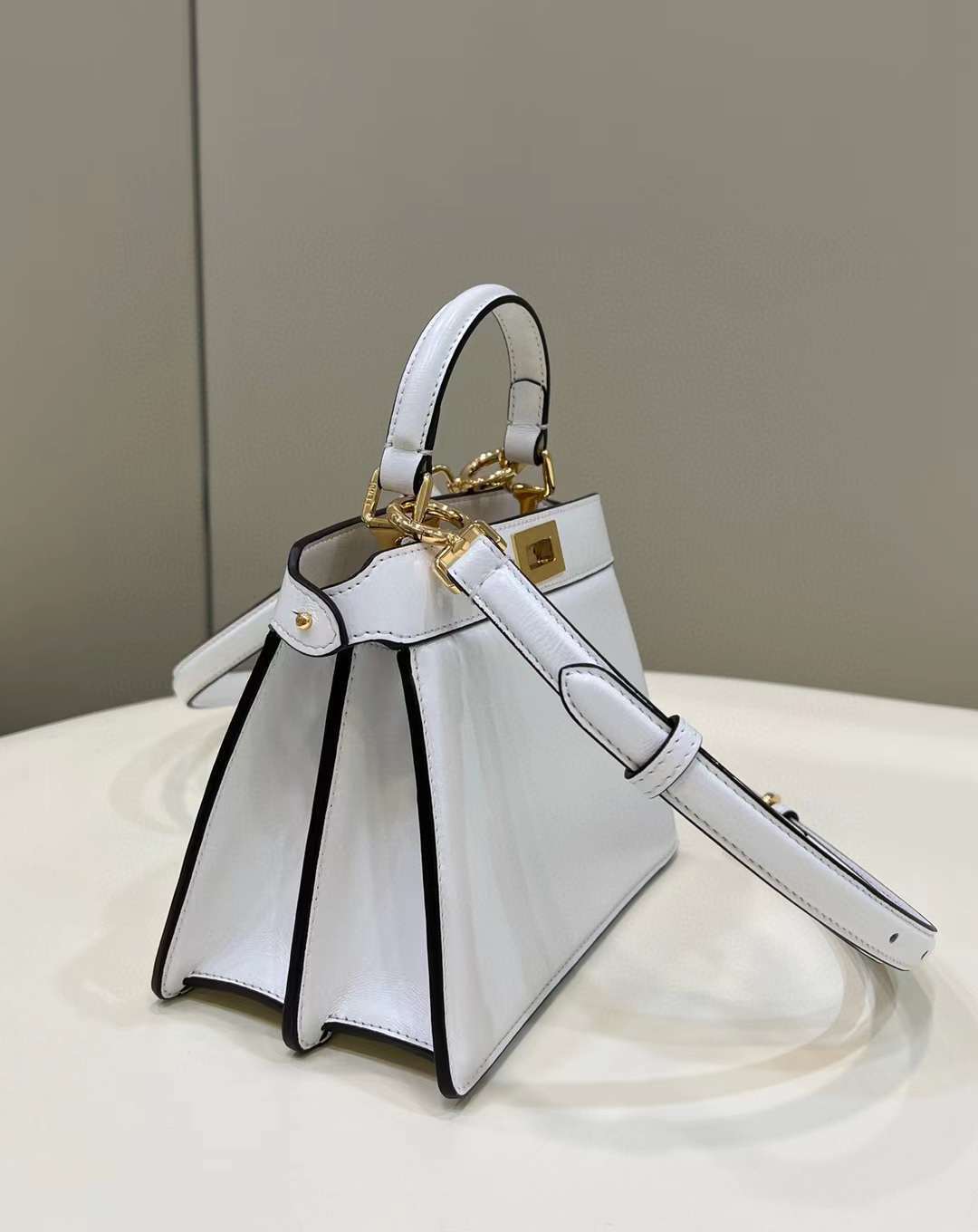 FENDI PEEKABOO ISEEU PETITE 白色手袋