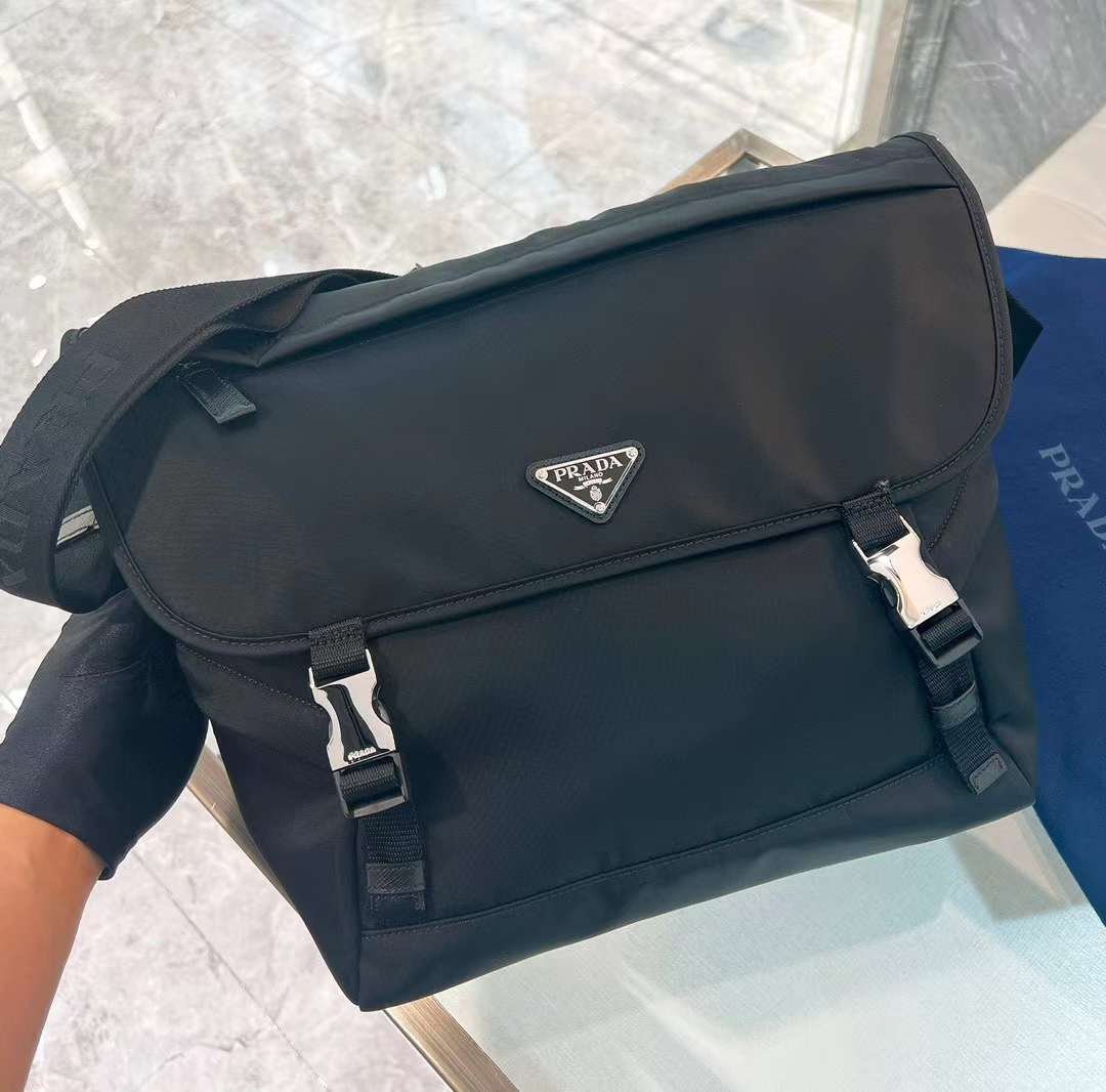 PRADA 尼龍郵差側背包 2VD052