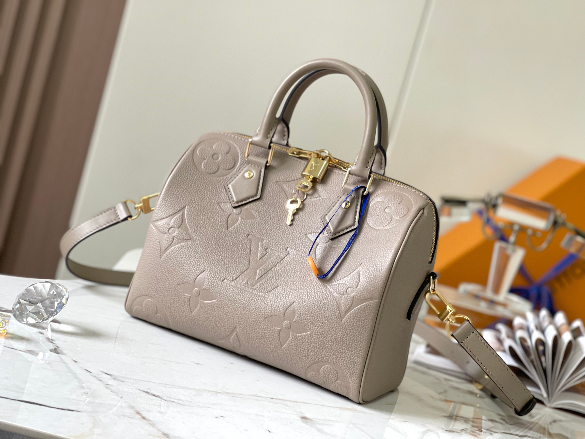 LV SPEEDY BANDOULIERE 25 米色壓花波士頓包 M59273