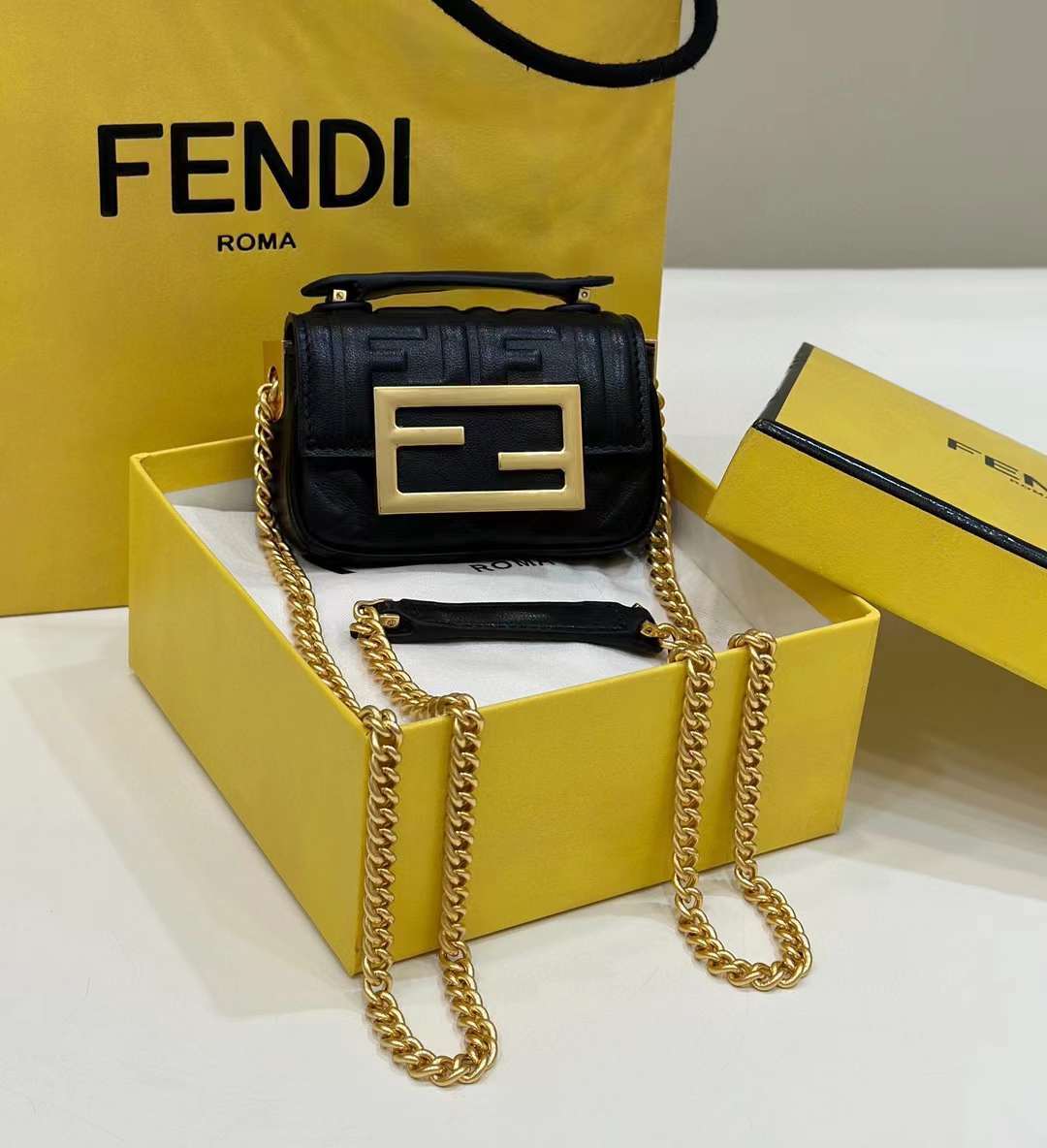FENDI NANO BAGUETTE 超迷你鏈條法棍包 (四色)