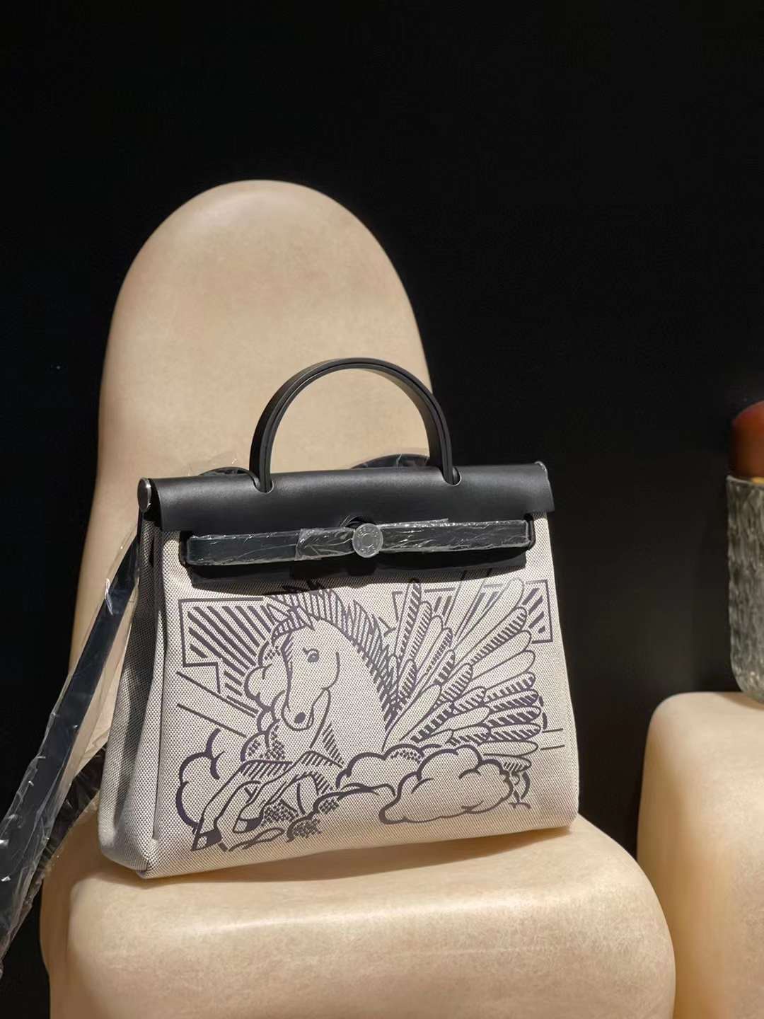 HERMES 31HERBAG 兩用手提肩背包 限量黑色飛馬浮雕款 銀扣