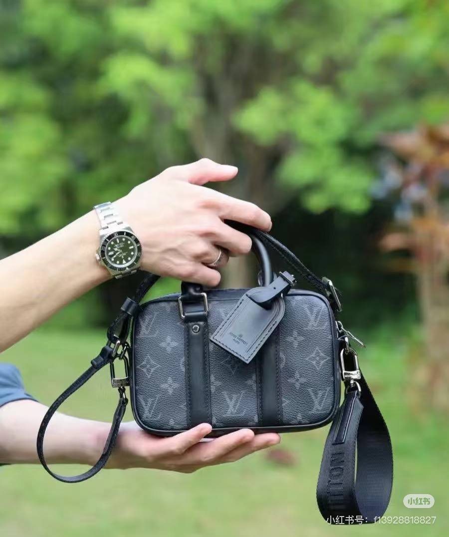 LV NANO PORTE DOCUMENTS 黑武士郵差包 M82770