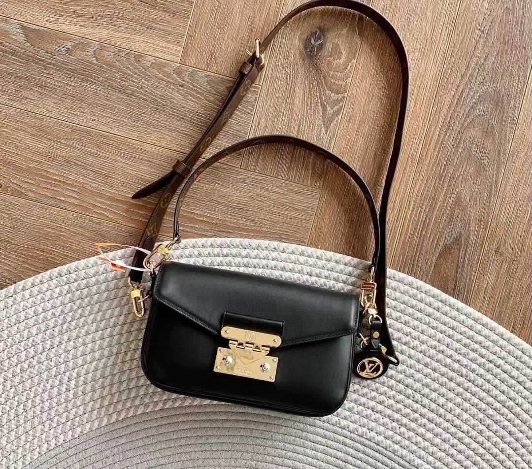 LV SWING S-LOCK鎖扣黑色手袋