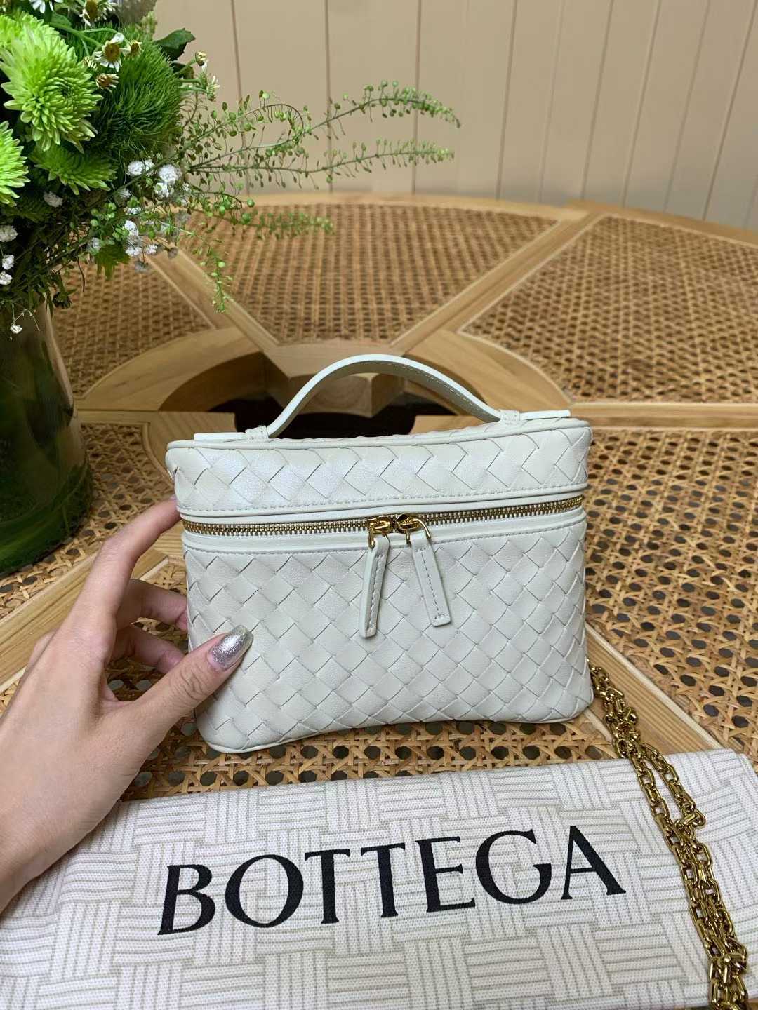 BV Small Soft Vanity 海鹽白 飯盒包