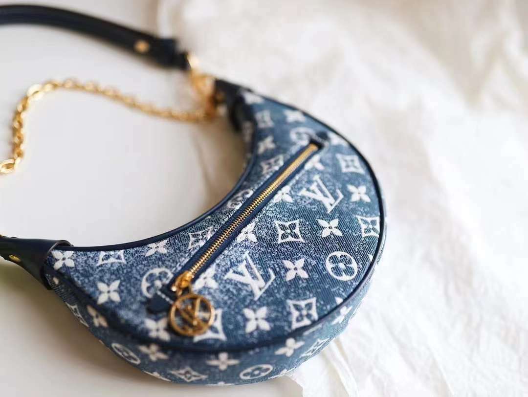 LV LOOP 牛仔半月包