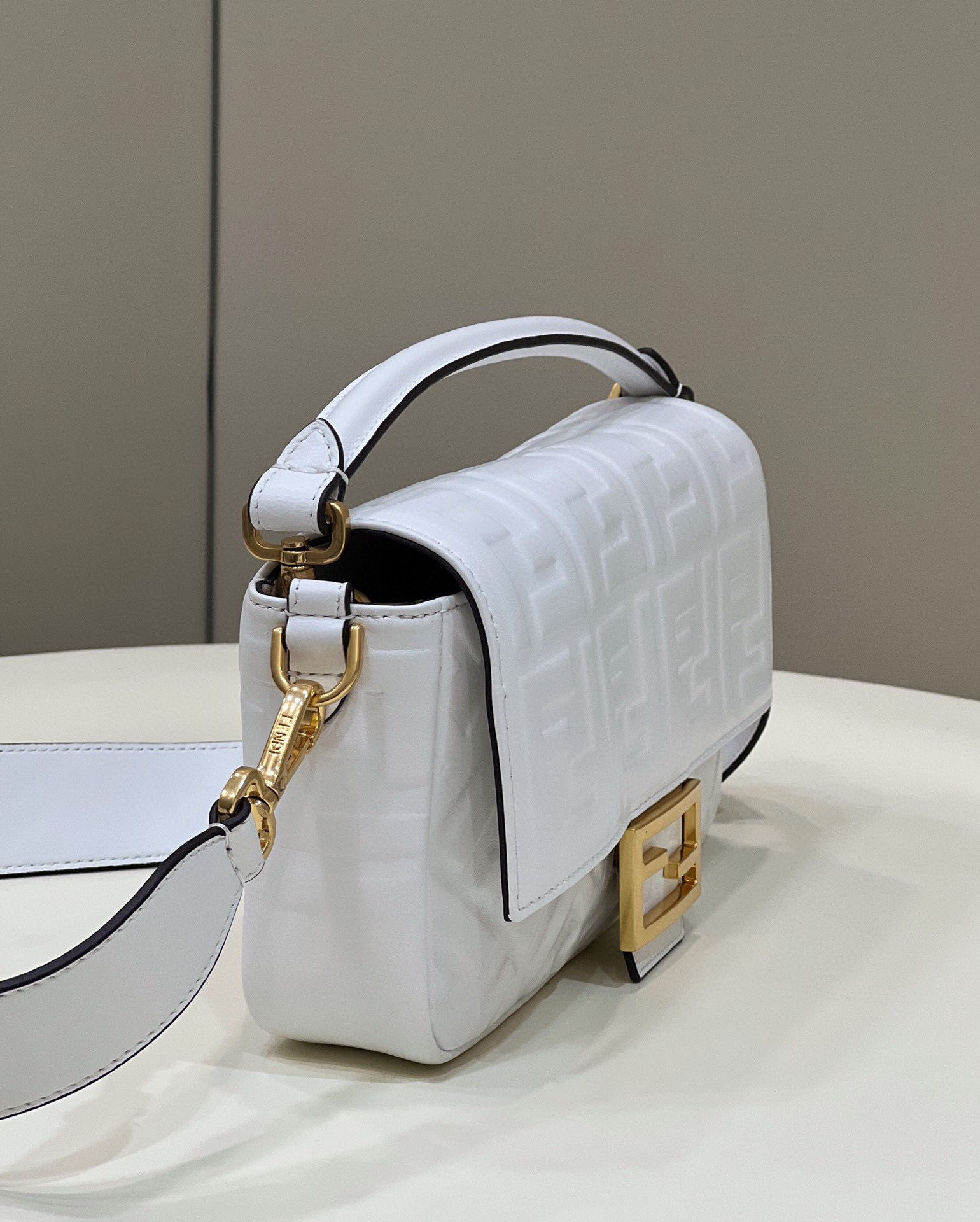 FENDI BAGUETTE 羊皮壓紋法棍包