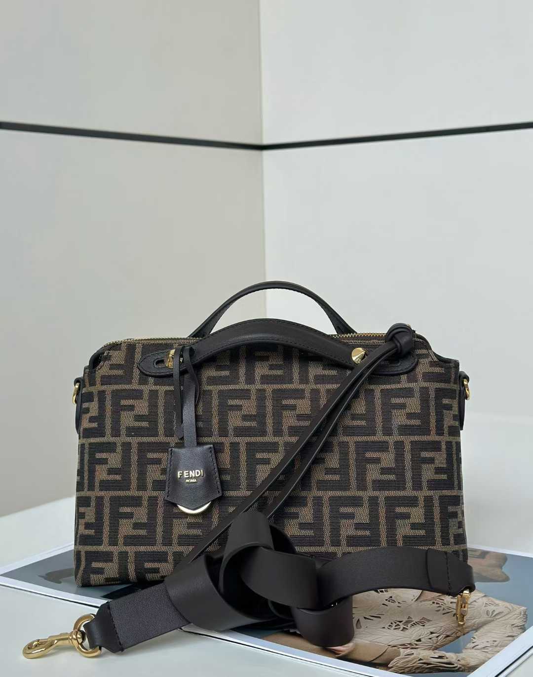 FENDI 新品波士頓手提包