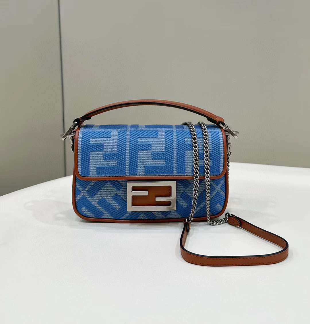 FENDI BAGUETTE MINI 淺藍牛仔布手提鏈帶法棍包