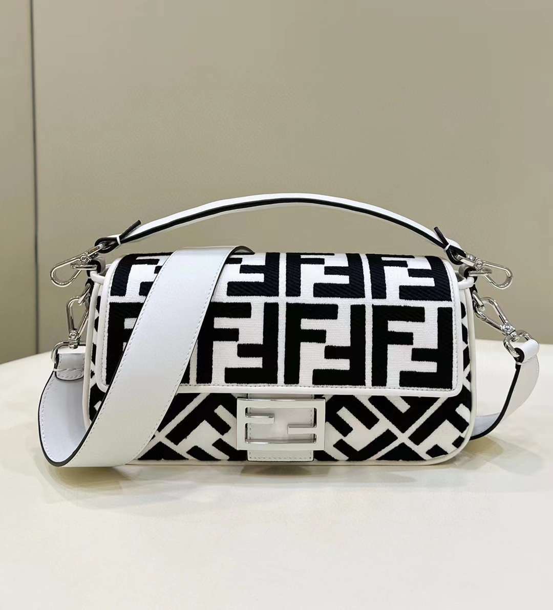 FENDI BAGUETTE 黑白雙色帆布法棍包