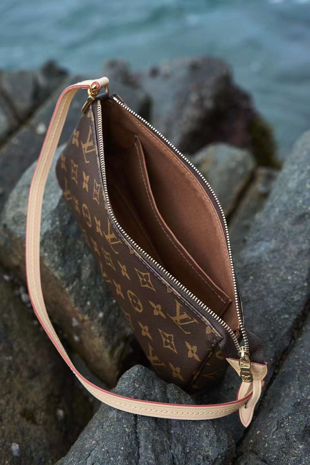 LV POCHETTE ACCESSOIRES 中古麻將包 最新芯片版本 M40712