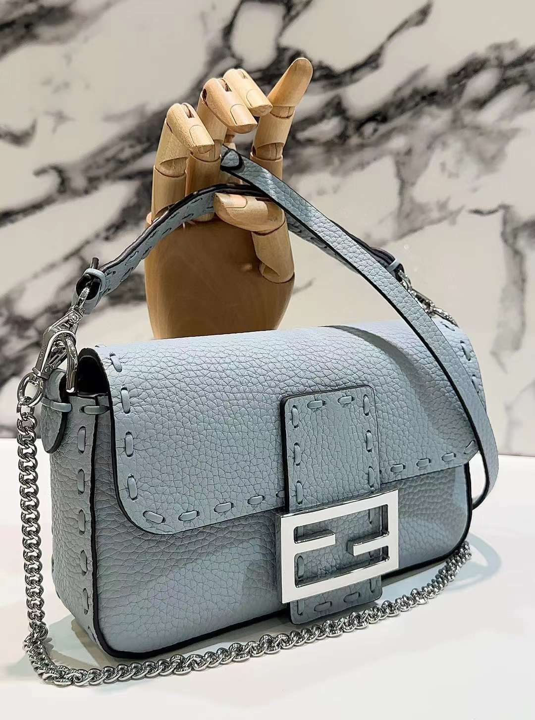 FENDI MINI BAGUETTE 縫線設計法棍包 寶寶藍色