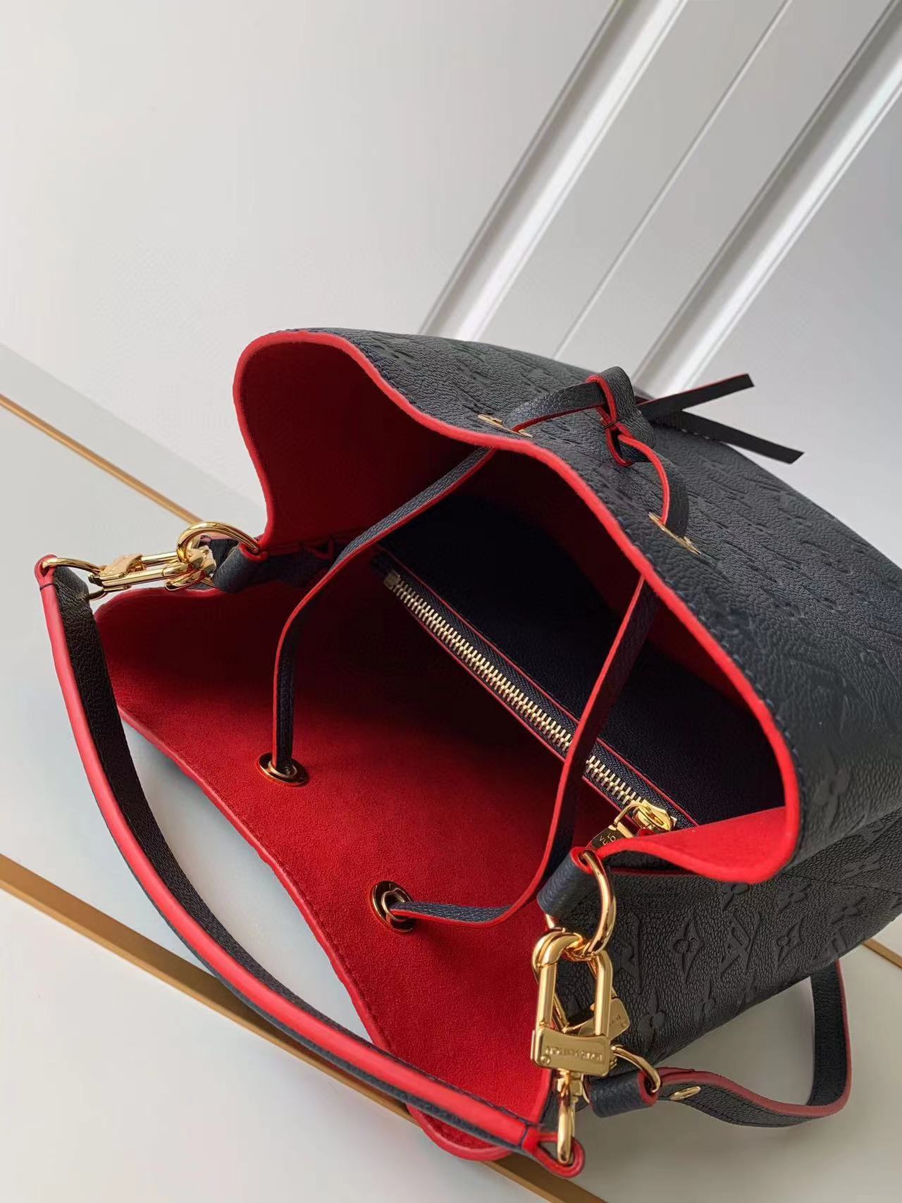 LV NÉONOÉ 海軍藍壓紋水桶包