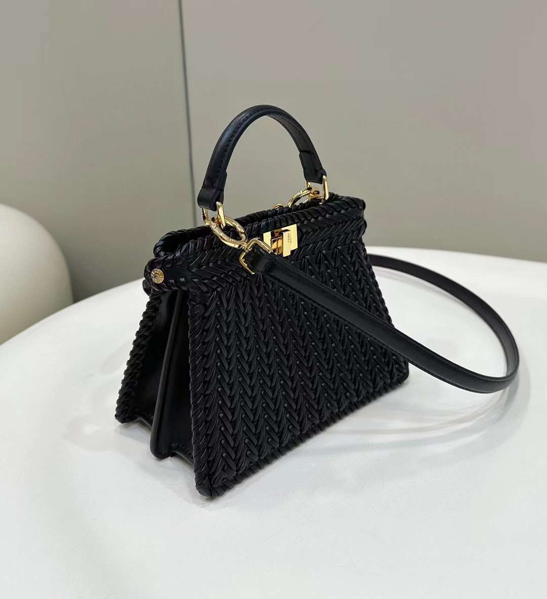 FENDI PEEKABOO ISEEU 全皮編織手提包 黑色小號