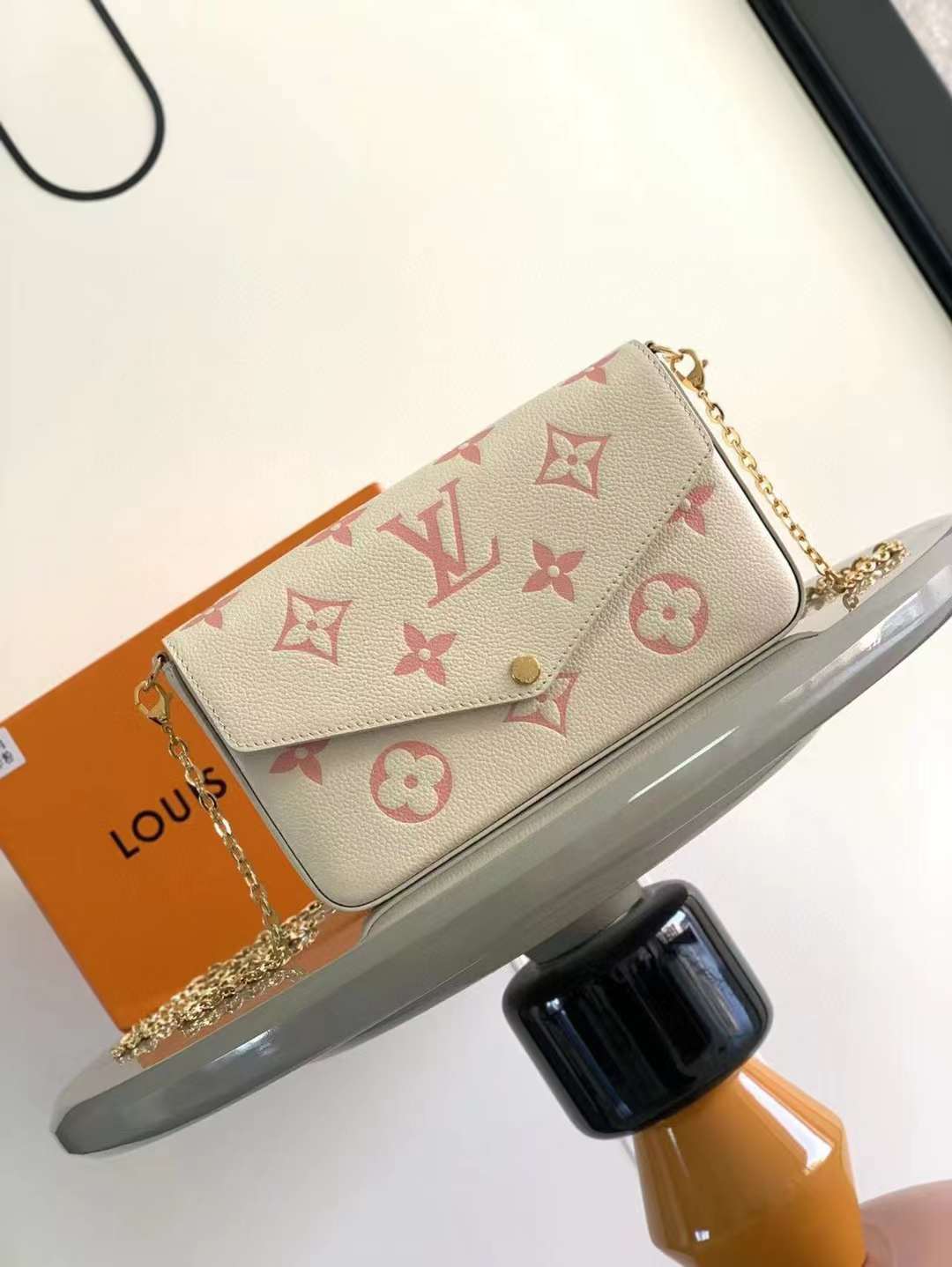 LV FÉLICIE POCHETTE WOC 草莓牛奶壓印鏈條信封包