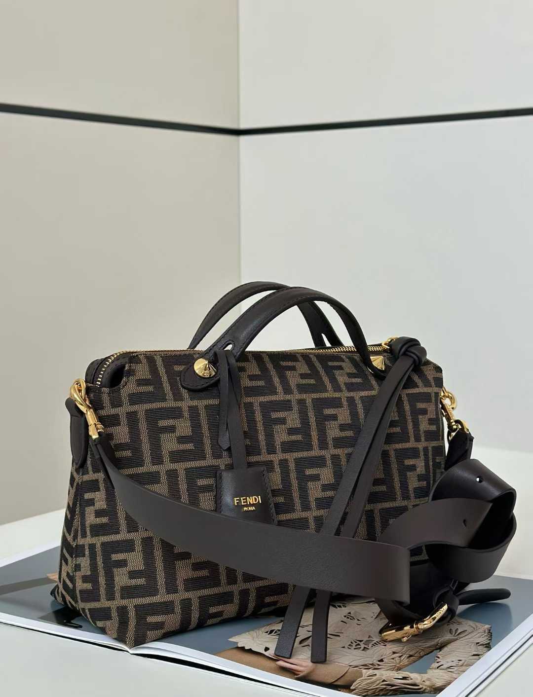 FENDI 新品波士頓手提包