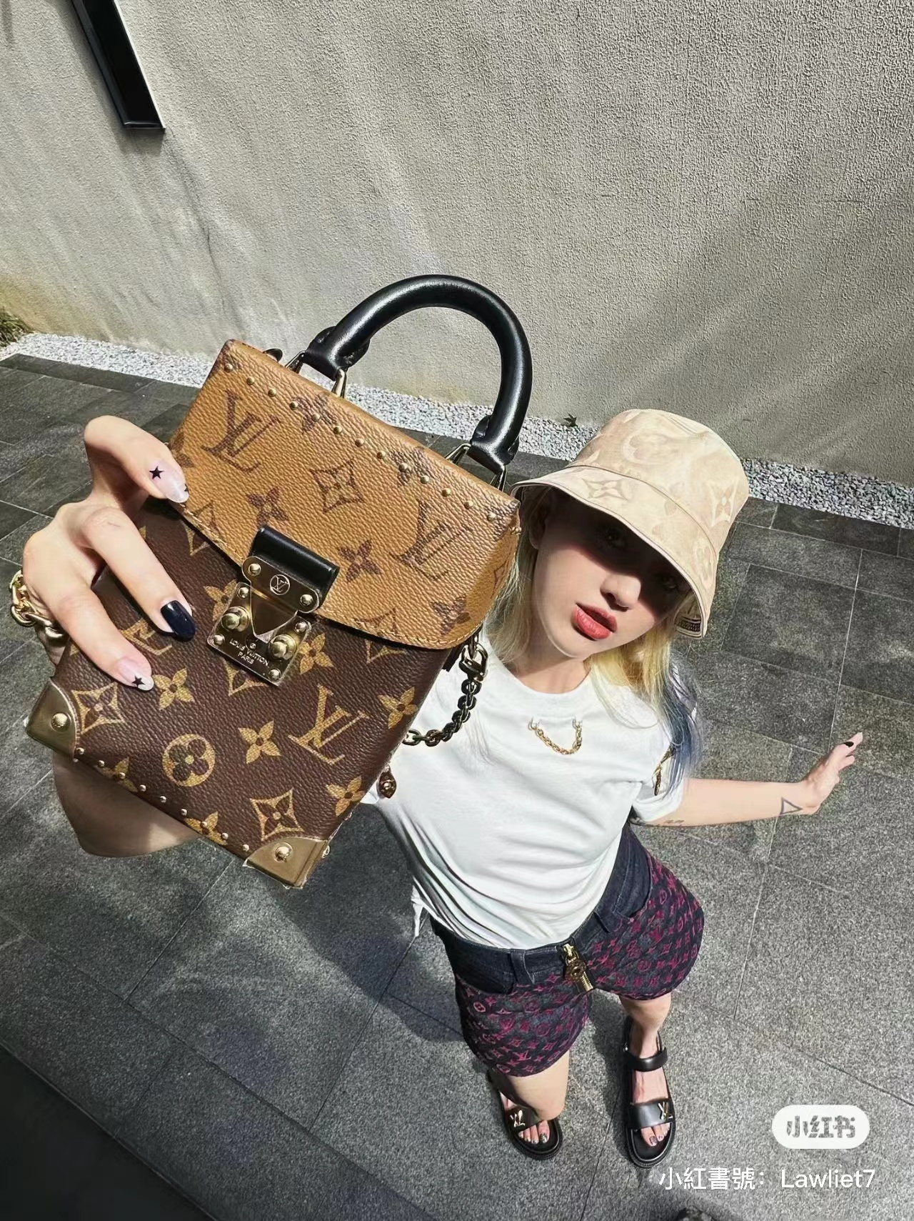 LV CAMERA BOX 硬盒手機包 M82465