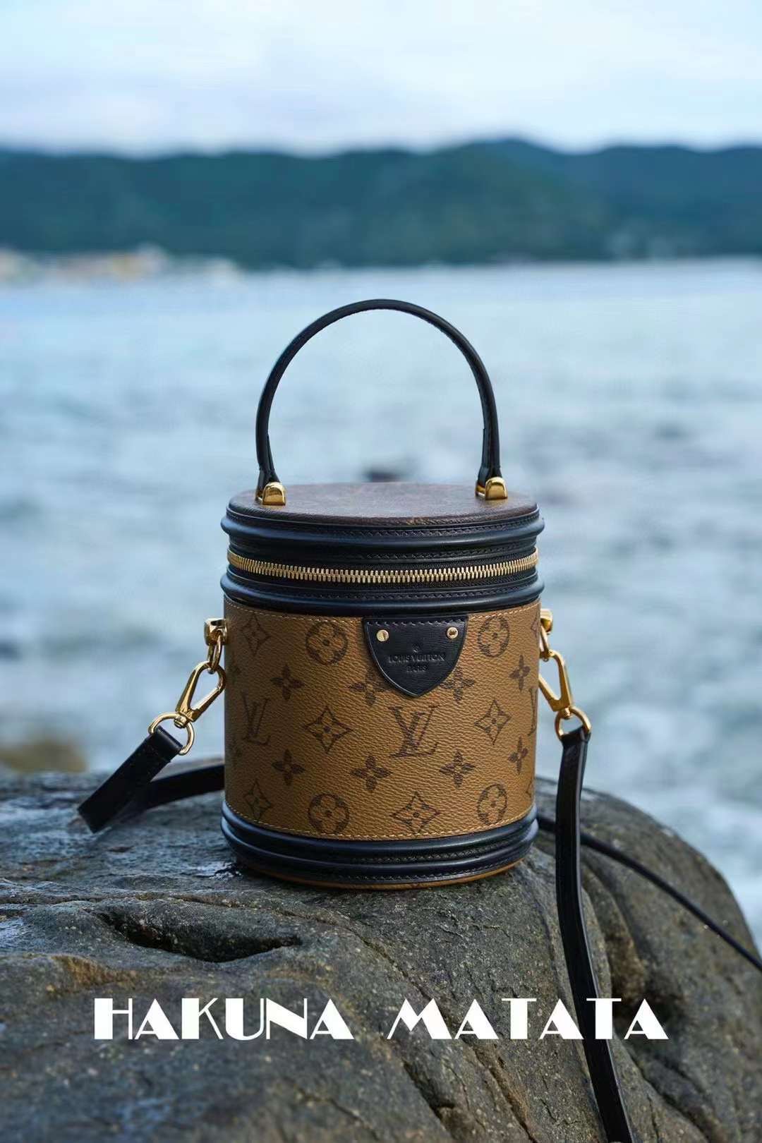 LV CANNES MONOGRAM 帆布印花牛皮飾邊復古圓筒/兩用包 最新芯片版本 M43986