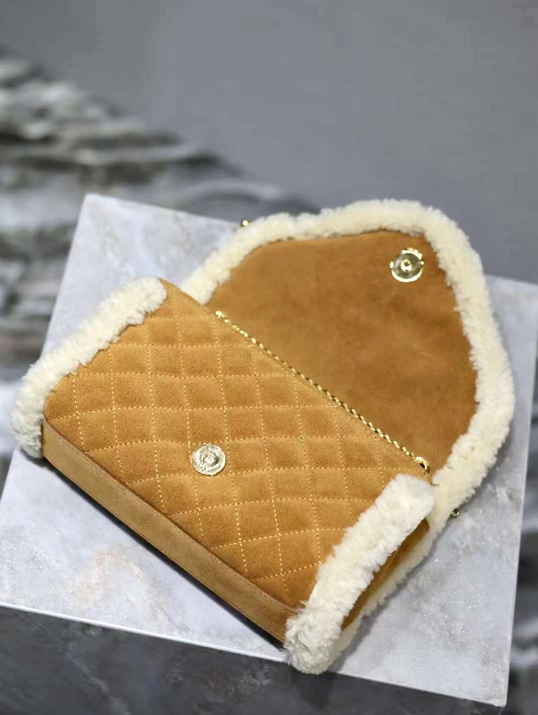 Y*L MIX MATELASSÉ 羊羔毛麂皮信封包