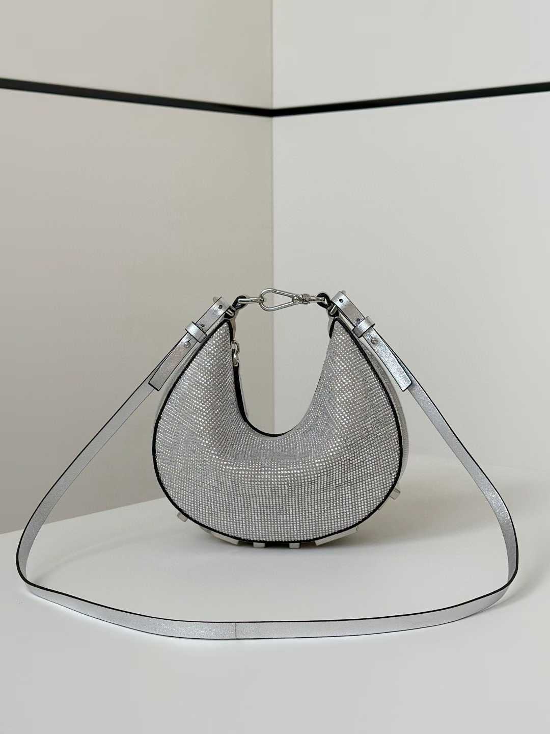 Fendi graphy月牙包 ( mini / nano )