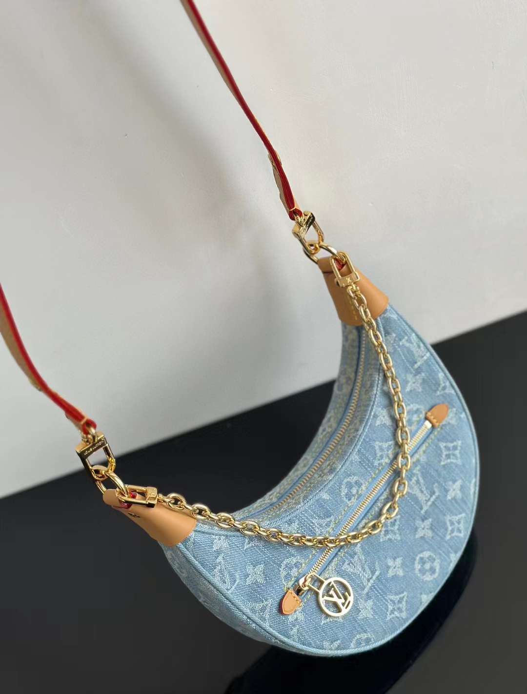 LV LOOP 牛仔印花牛角包/腋下包 M24846