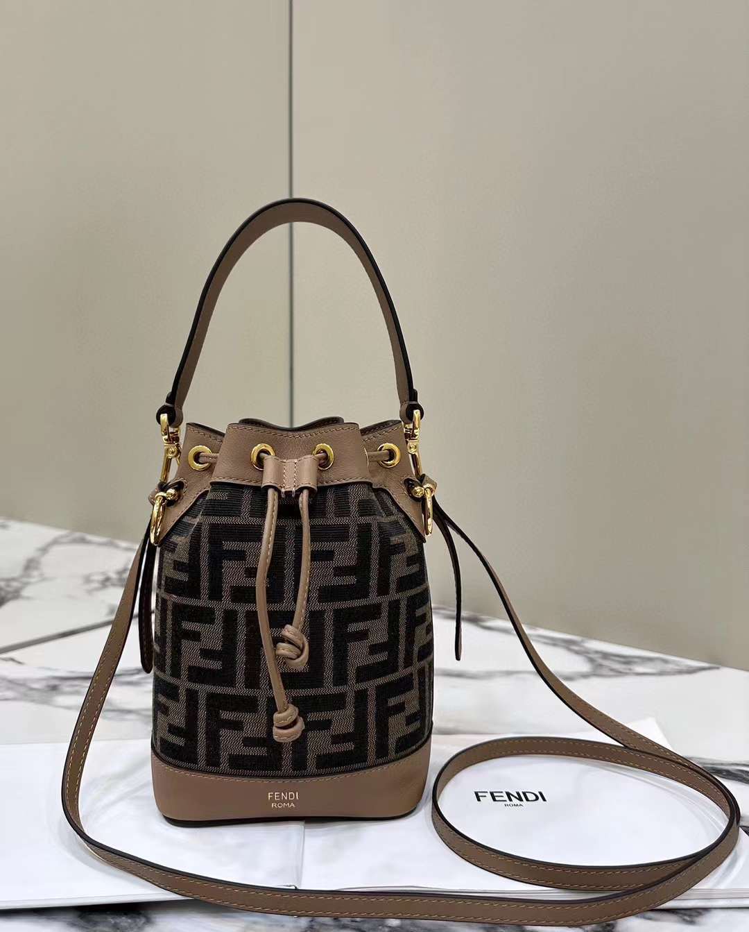 FENDI MON TRESOR 棕色織錦布料迷你水桶包