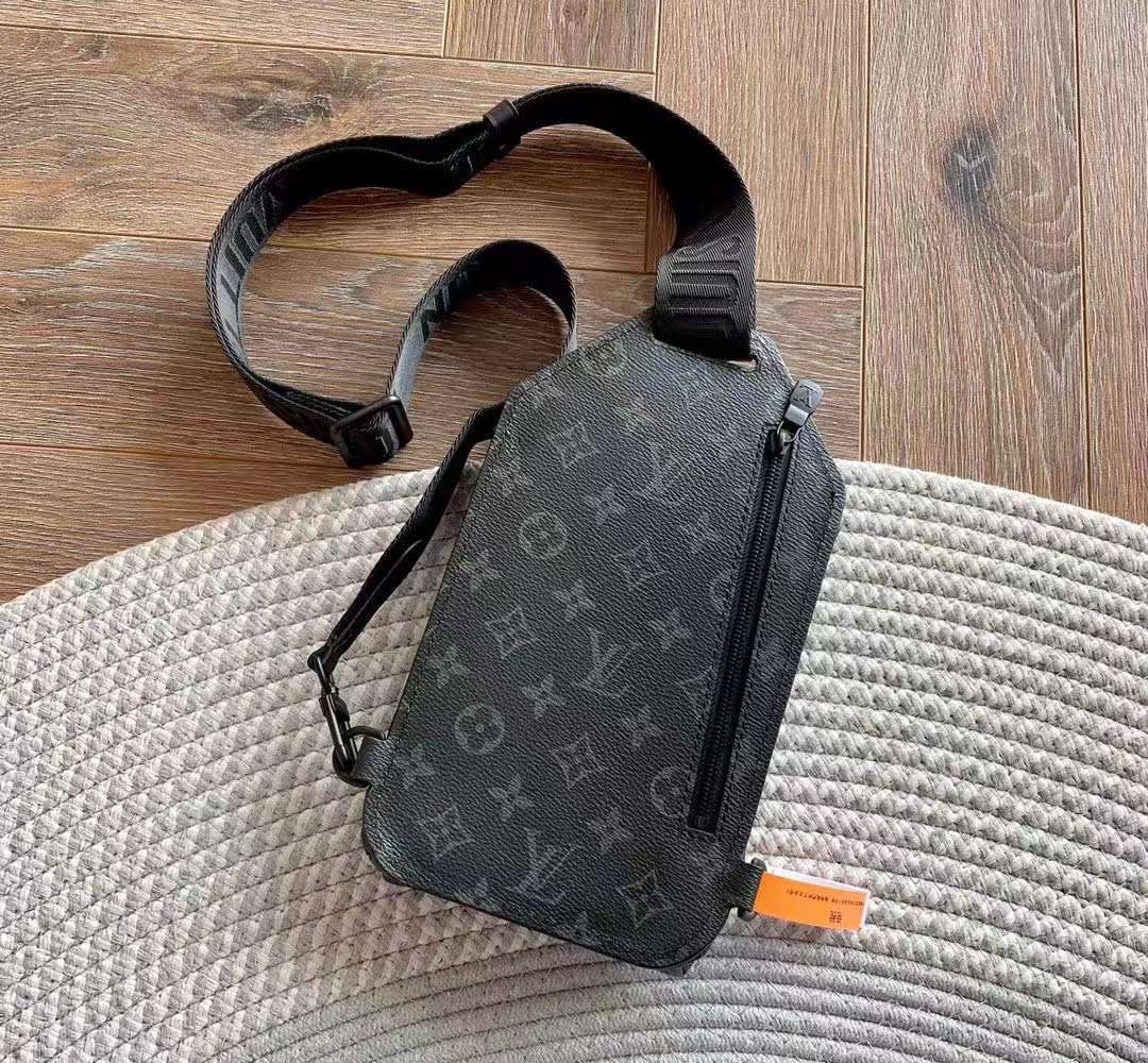 LV SAUMUR 單肩包/胸包 M45912