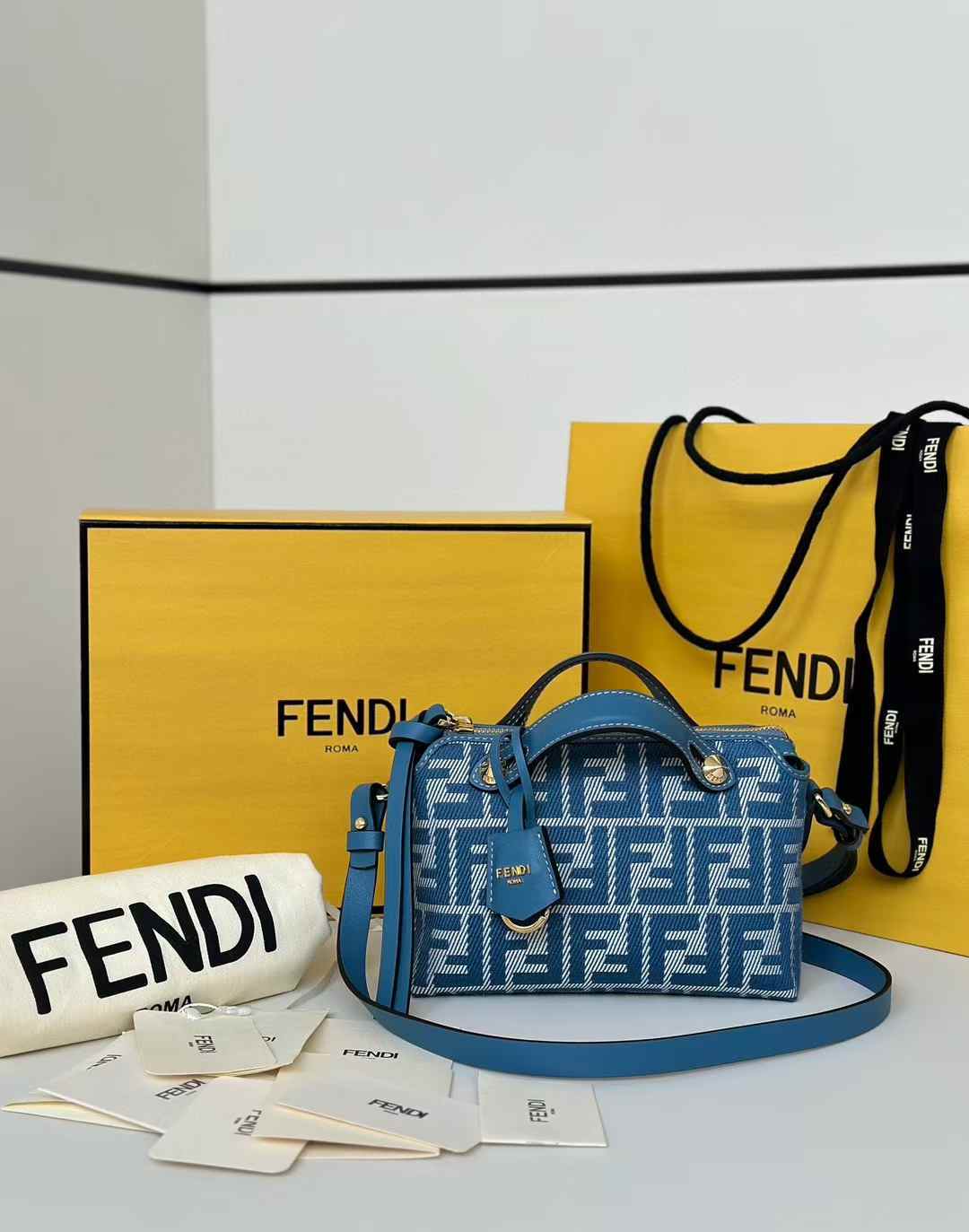 FENDI 新品丹寧牛仔 波士頓手提包