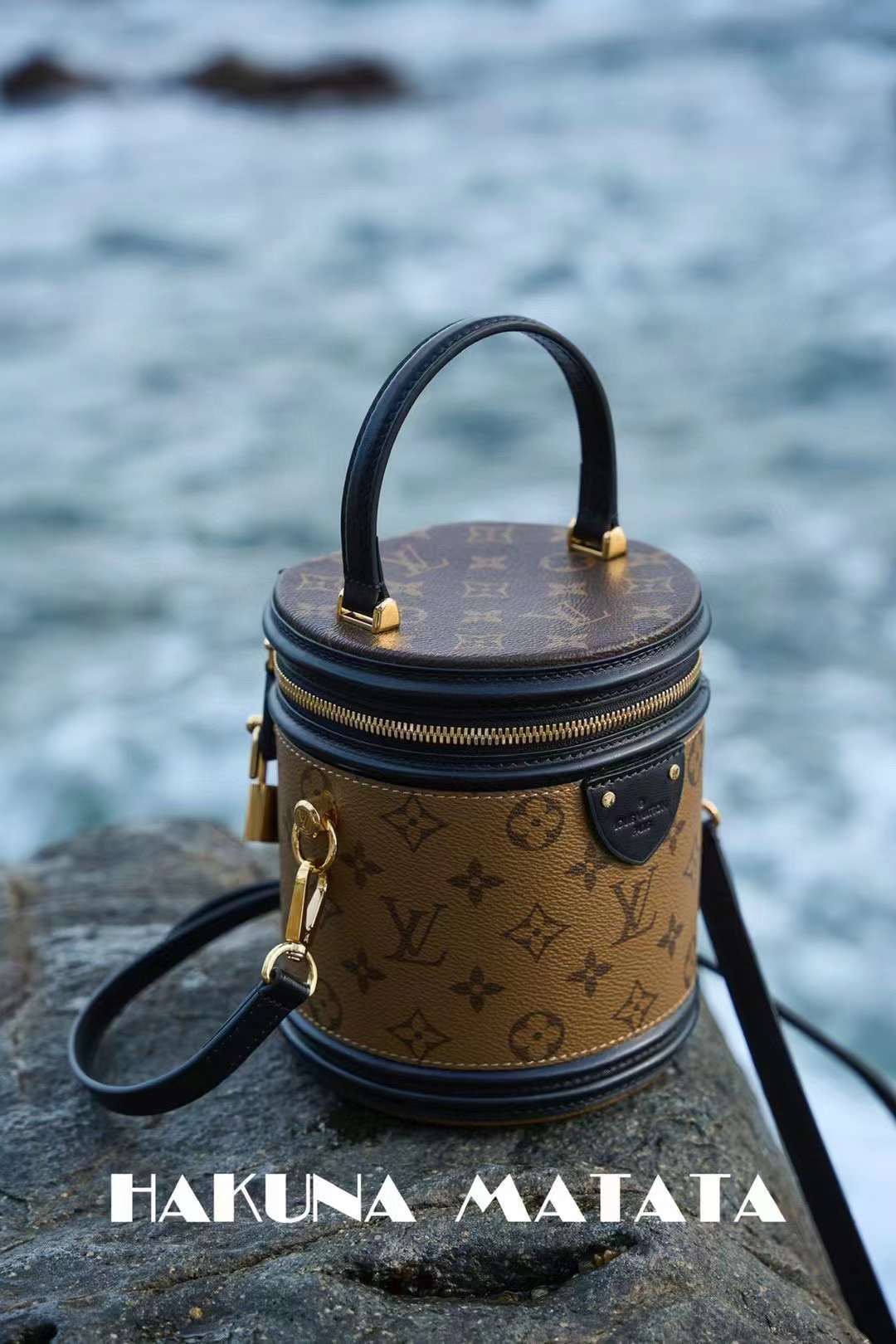 LV CANNES MONOGRAM 帆布印花牛皮飾邊復古圓筒/兩用包 最新芯片版本 M43986