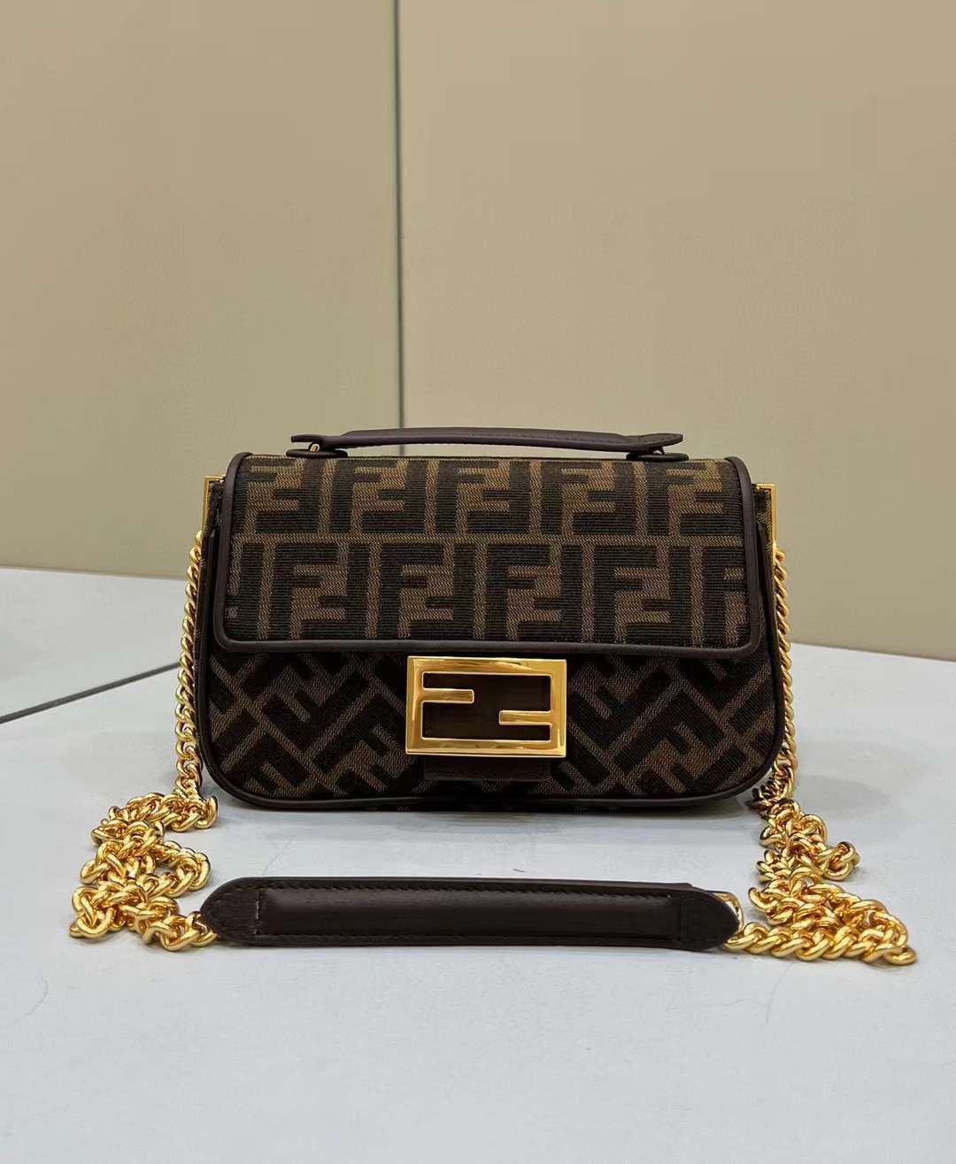 FENDI BAGUETTE 老花中長鏈帶法棍包
