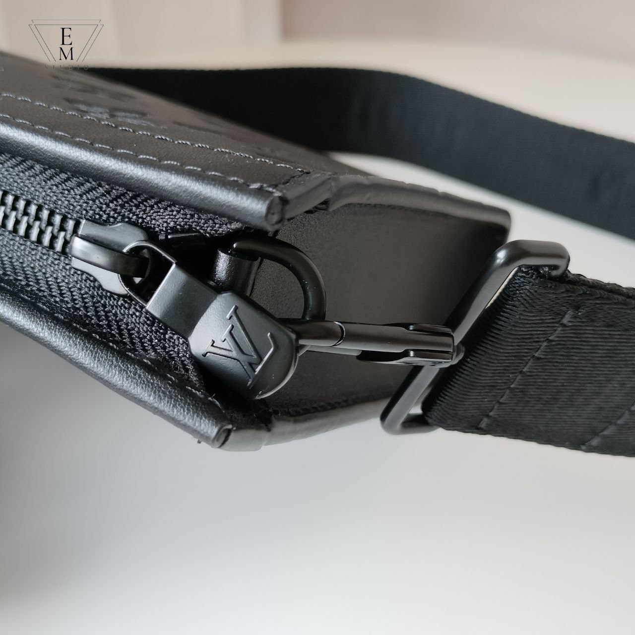 LV GASTON滿版壓花二合一斜背包