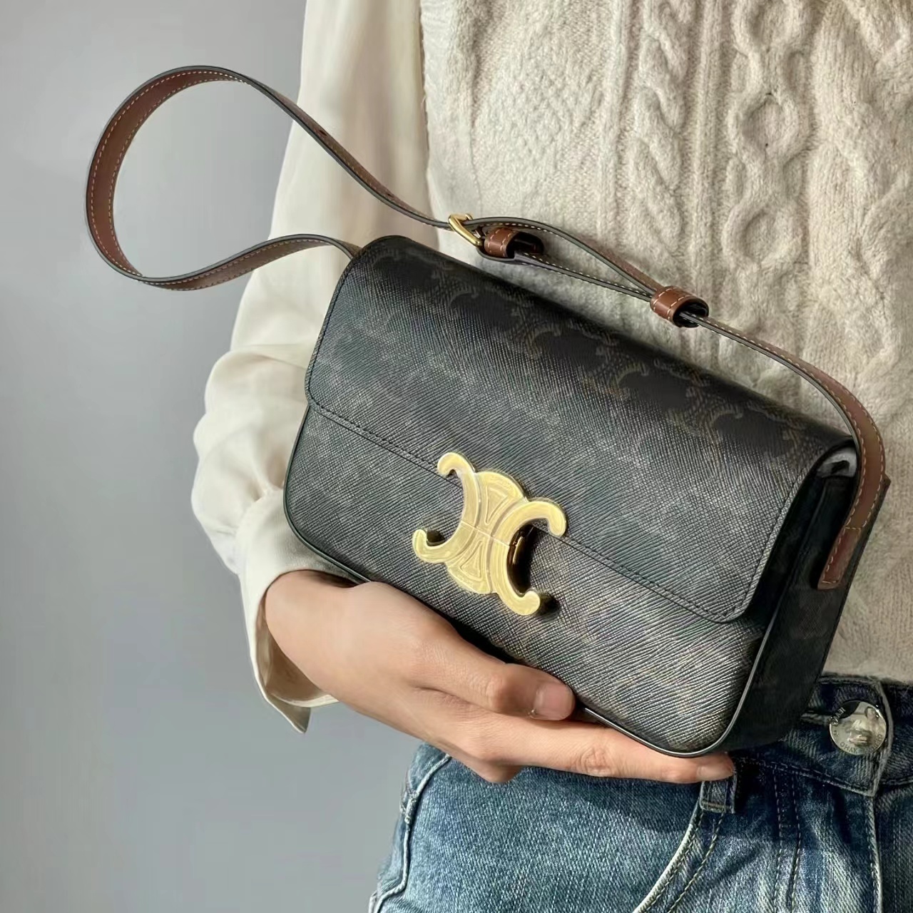 CELINE TRIOMPHE 老花凱旋門腋下包 (兩色) LISA同款