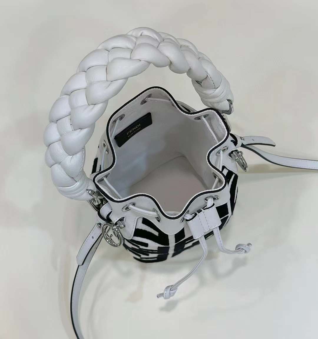 FENDI MON TRESOR 麻花捲手柄黑白色帆布迷你水桶包