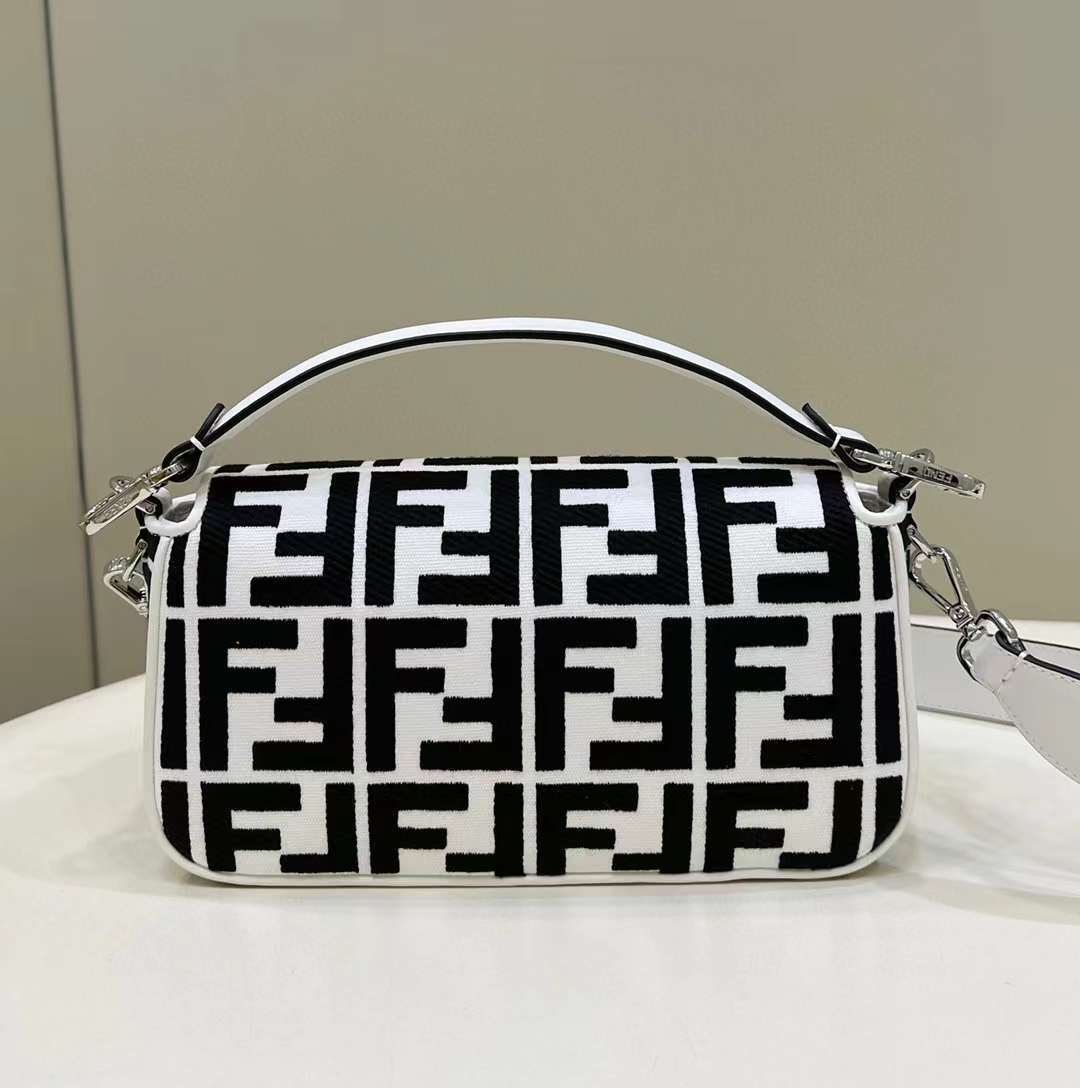 FENDI BAGUETTE 黑白雙色帆布法棍包