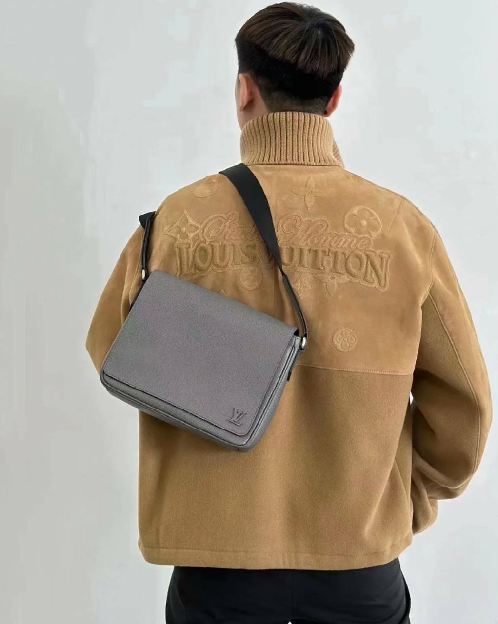 LV DISTRICT PM TAÏGA皮 郵差包 (兩色)