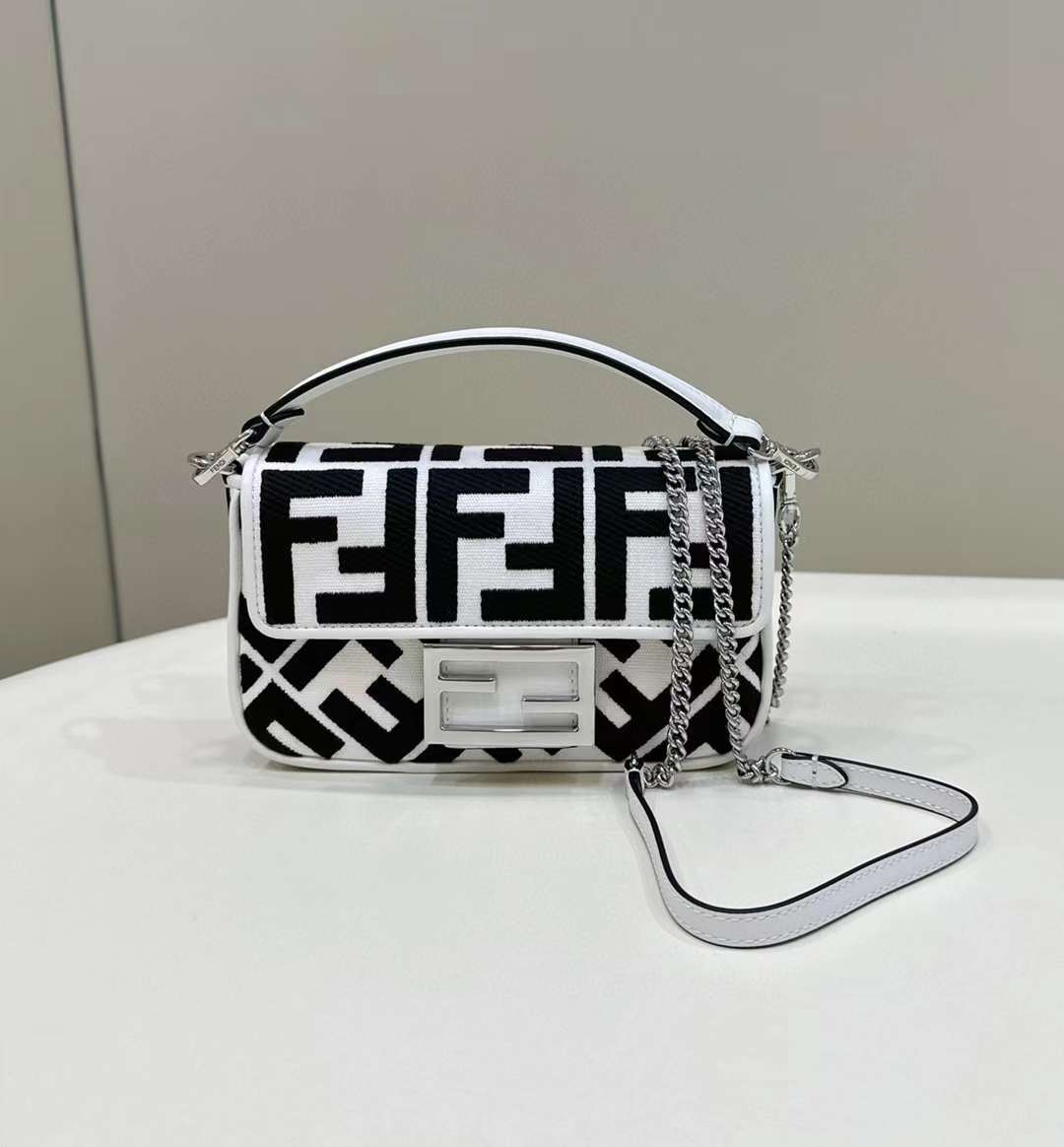 FENDI BAGUETTE MINI 黑白雙色帆布手提鏈帶法棍包