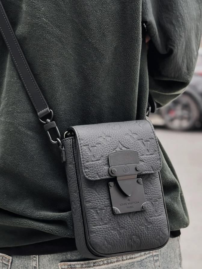 LV S-LOCK 直式隨身錢包/手機包 壓紋款