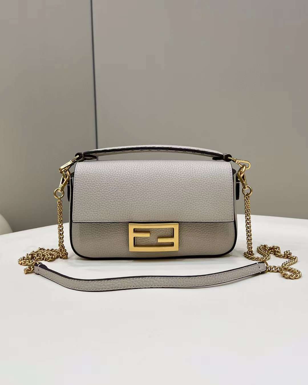 FENDI MINI BAGUETTE 荔枝紋法棍鏈條包 (兩色)