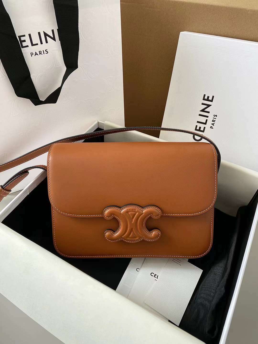 CELINE 中型小牛皮CUIR TRIOMPHE手袋