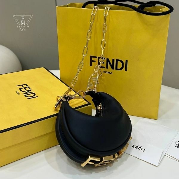 FENDI NANO FENDIGRAPHY 新月手腕包