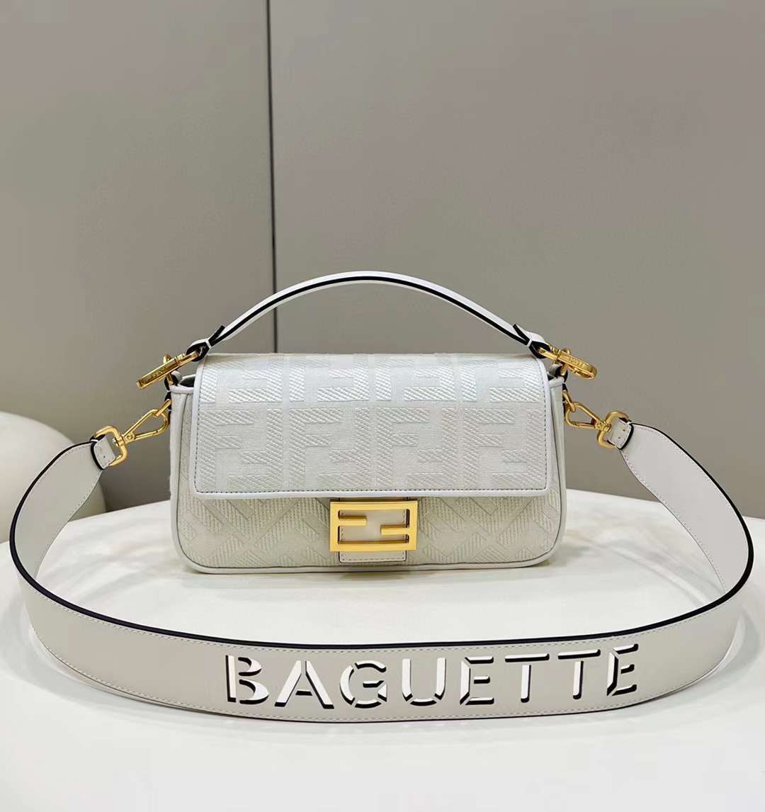 FENDI BAGUETTE 簍空字體背袋帆布法棍包 (三色)