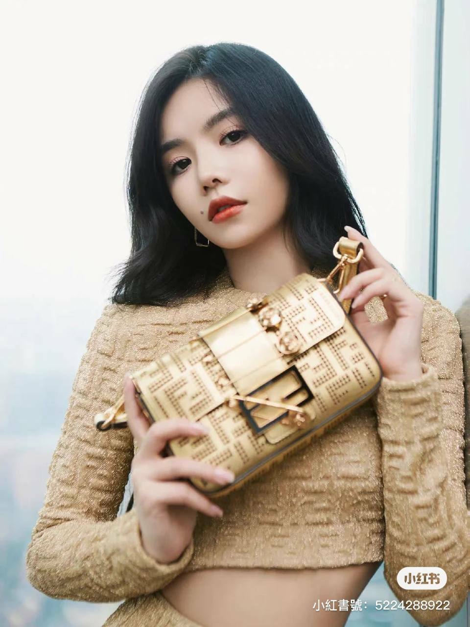 FENDI X VARSACE 聯名 BROOCH MINI 金穿孔皮革法棍包