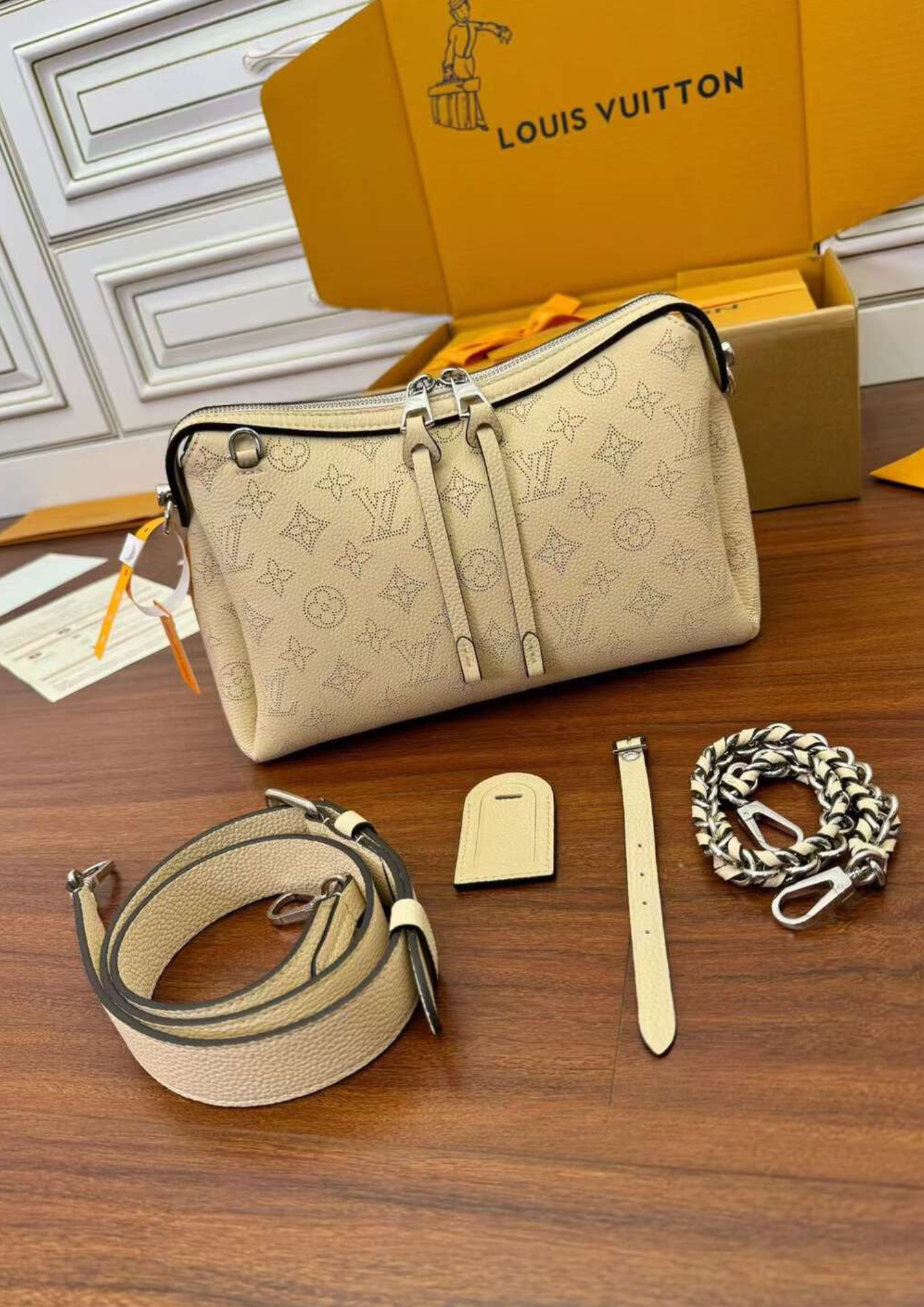 LV HAND IT All PM 手袋 奶油白 M24114 最新芯片版本