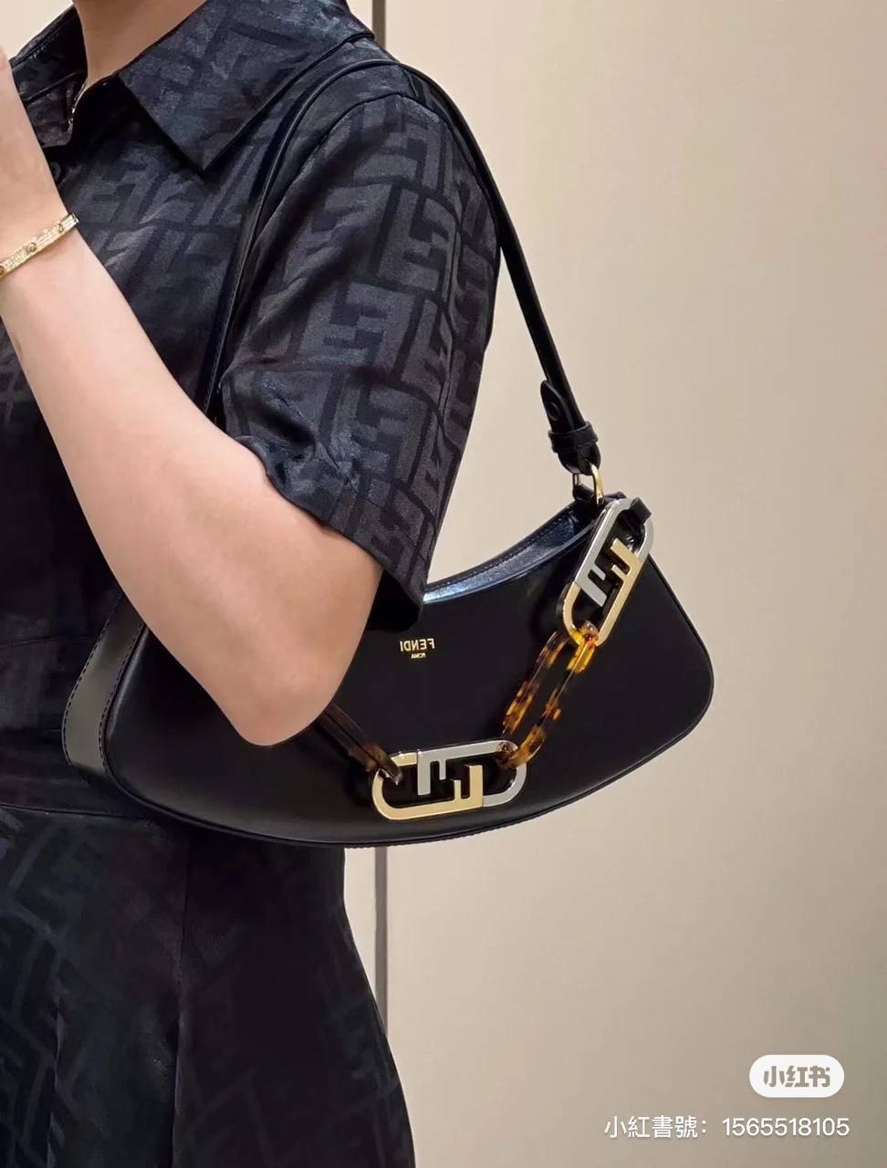 FENDI O'LOCK SWING 黑色皮革金屬山茶花飾面手拿包/腋下包