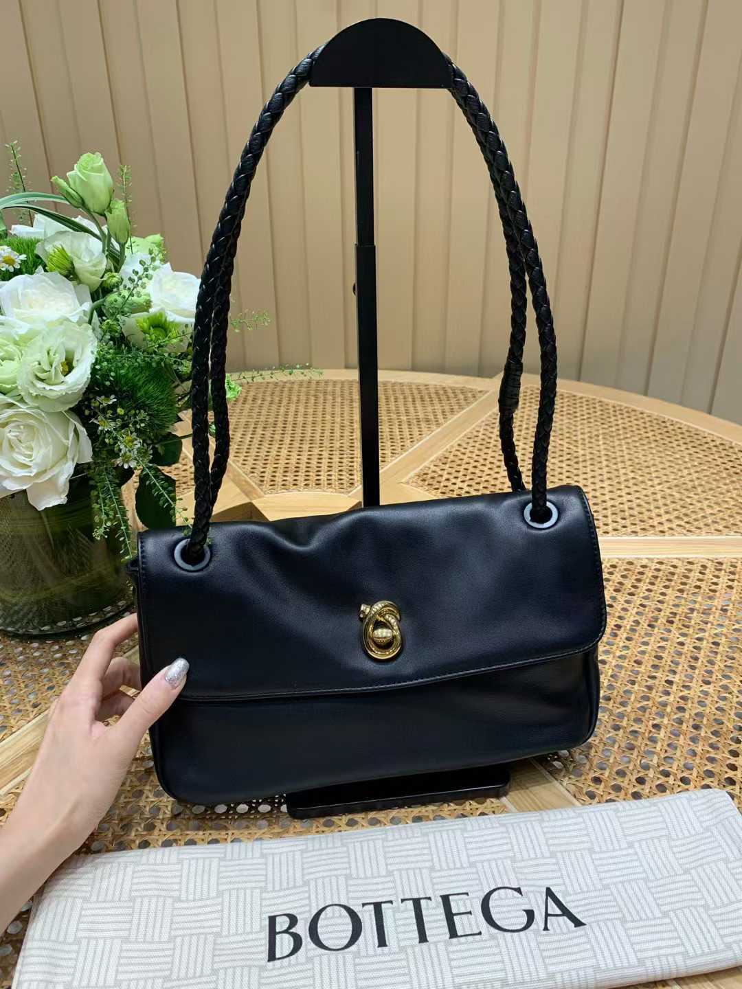 BV Madison 肩背包 黑色