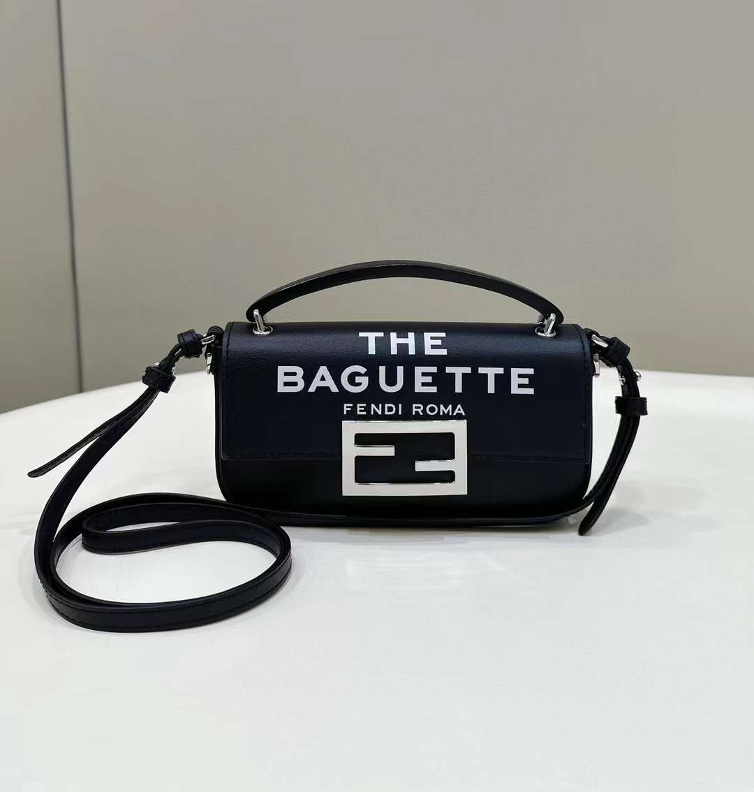 FENDI BY MARC JACOBS 法棍手機包 (兩色)