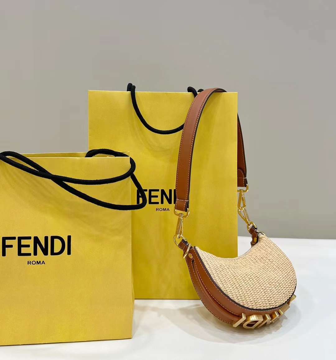 FENDI FENDIGRAPHY MINI 拉菲草編腋下包